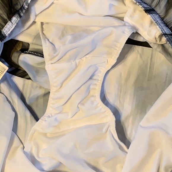 *SOLD* Old Navy Active Shorts - Size L - Picture 5 of 8